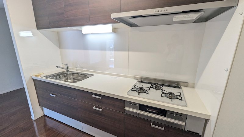 機能的なシステムキッチンは、毎日の料理を快適にサポートします。収納も豊富で、すっきりとした空間を保てます。 メゾン千里丘P棟 その他
