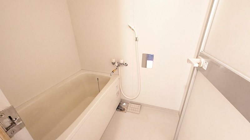 清潔感のあるバスルームは、日々の疲れを癒すのに適した空間です。ゆっくりと湯船に浸かり、リラックスタイムをお過ごしください。 メゾン千里丘P棟 その他