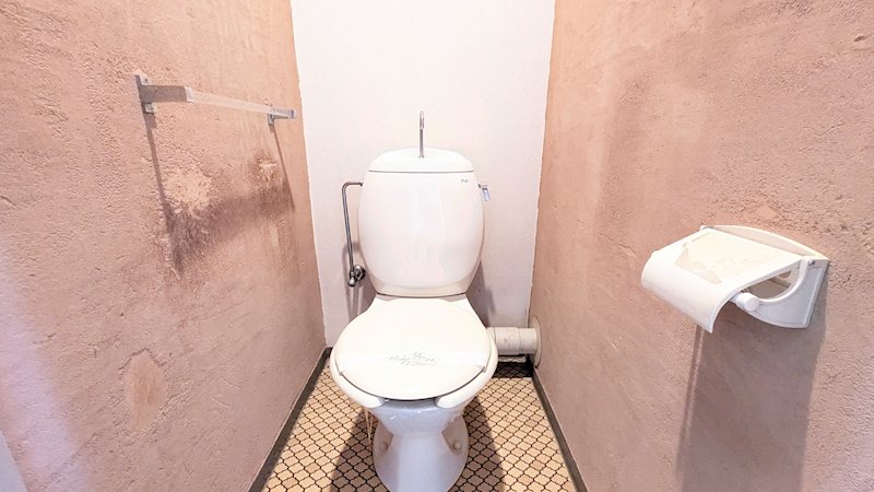 個性的な壁紙とレトロな床が調和し、趣のある空間を演出するトイレ。清潔感あるホワイトの便器で、落ち着いた時間をお過ごしいただけます。 メゾン千里丘P棟 その他