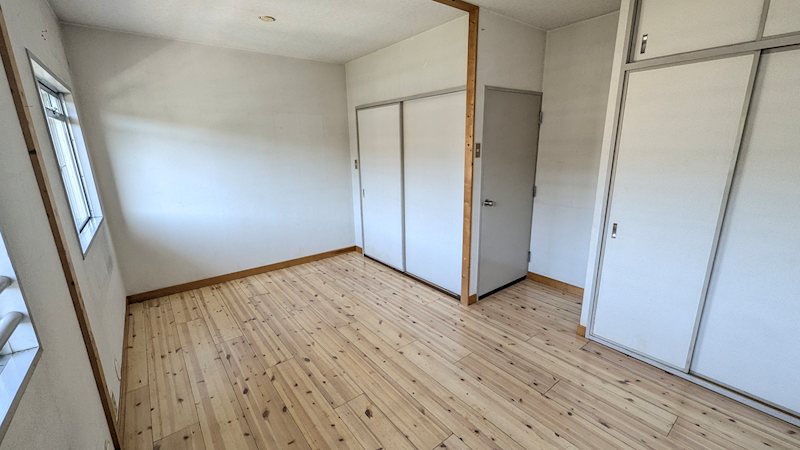 明るい陽光が差し込む洋室。収納スペースも複数あり、お部屋をすっきりと保てます。 メゾン千里丘P棟 その他