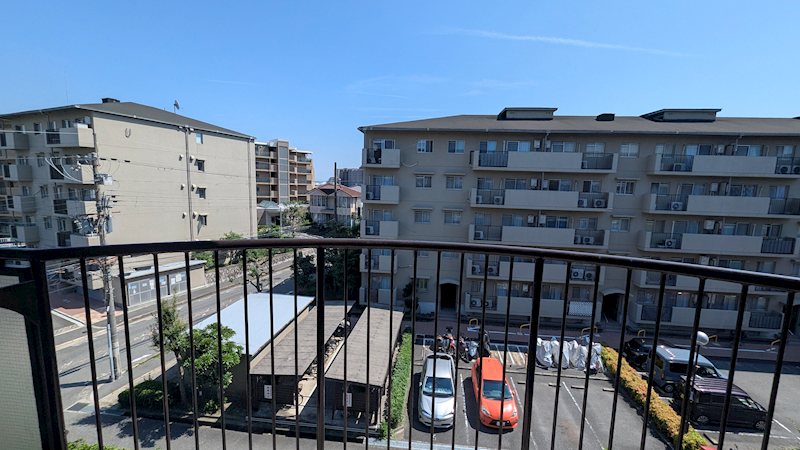 青空が広がる開放感のある眺望。周囲の街並みを一望でき、日当たりも良好です。 メゾン千里丘P棟 その他