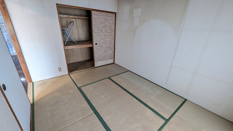 畳の温もりを感じる和室は、来客用やお子様の遊び場など、多目的に活用できます。収納も備え、すっきりとした空間を保てます。 メゾン千里丘P棟 その他