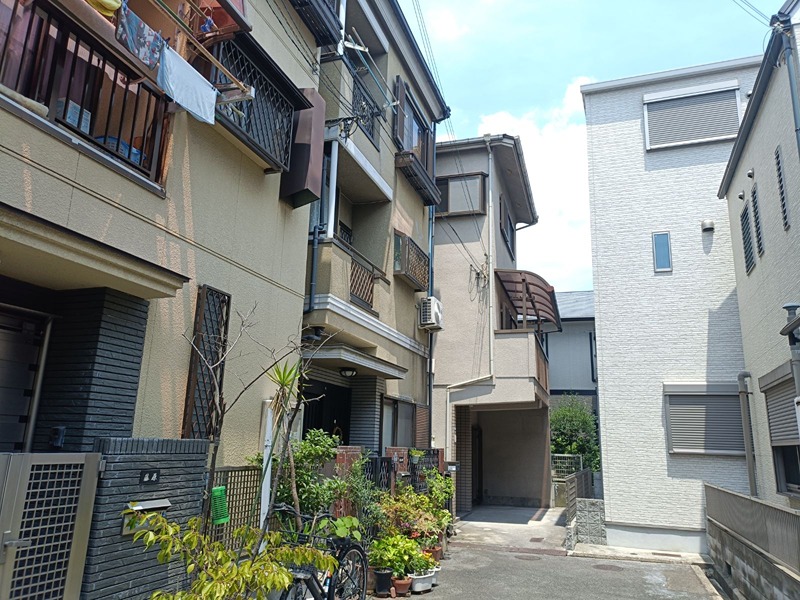 穏やかな住宅街に佇む複数の建物。光が差し込む街並みで、日々の暮らしを快適に。 吹田市南正雀2丁目 中古一戸建 その他