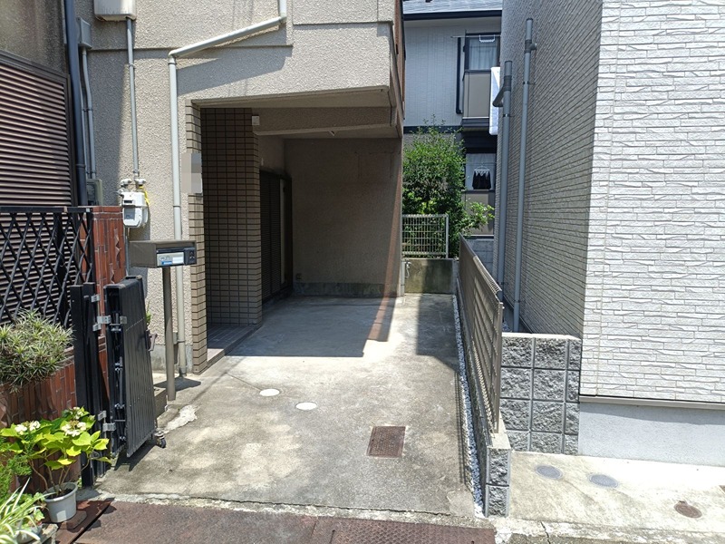 閑静な住宅街に佇む、落ち着いた雰囲気の玄関。アプローチはフラットで、毎日の出入りもスムーズです。 吹田市南正雀2丁目 中古一戸建 その他