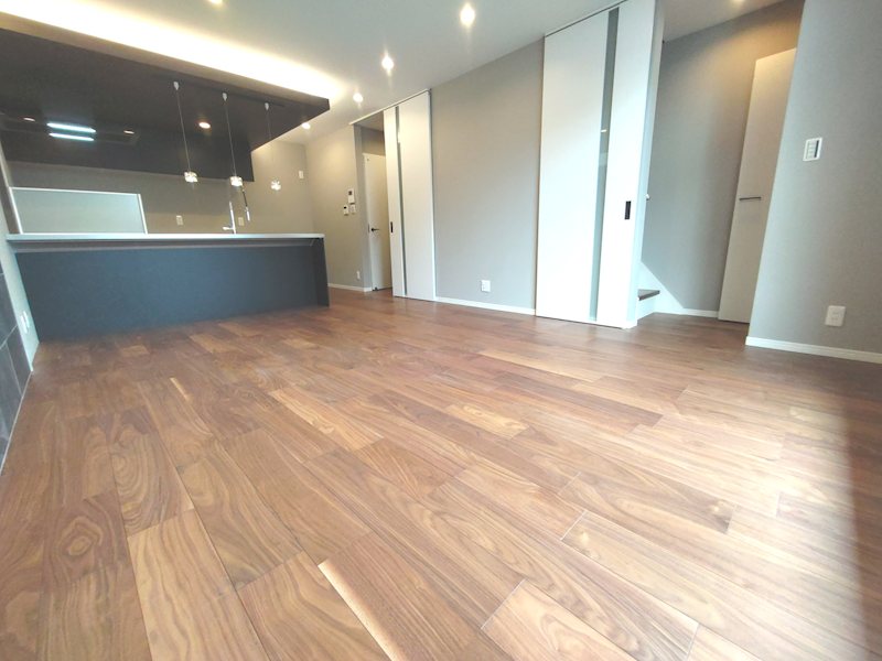 床フローリング、壁天井クロス張替 キッチン新調の約16帖のLDK 走谷1丁目一戸建再生既存住宅 その他
