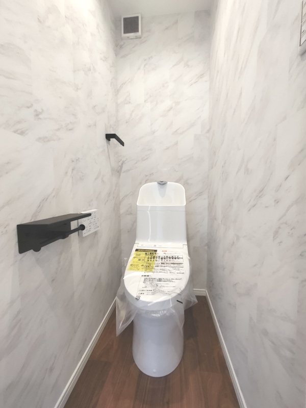 主寝室横のホールにトイレ新調 温水洗浄暖房便座 走谷1丁目一戸建再生既存住宅 その他