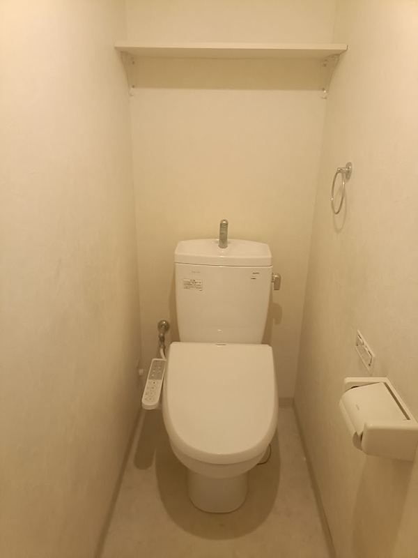 温水洗浄便座付きの清潔なトイレです。上部の棚には小物も置け、快適にお過ごしいただけます。 千里ヶ丘マンションA棟 その他