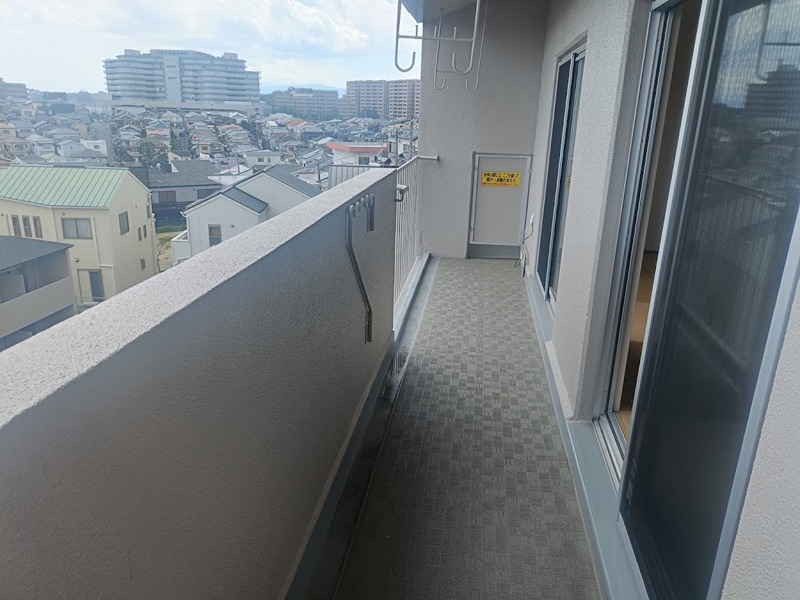 広々としたバルコニーからは、開放的な眺望が広がります。日当たりの良い空間で、洗濯物も気持ちよく乾かせます。 千里ヶ丘マンションA棟 その他