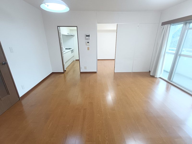 4帖のパーテーションを開放することで約16帖のLDKとしてお住まいいただけます 高槻阿武山二番街205号棟 その他