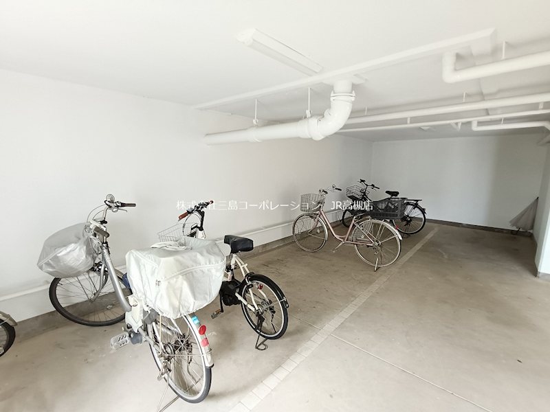 屋根付きの駐輪場 高槻阿武山二番街205号棟 その他