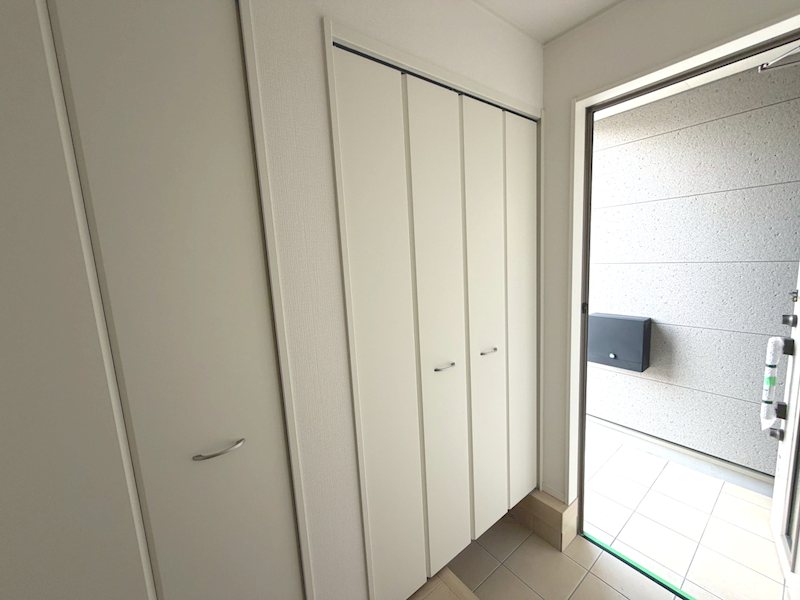 大きなシューズボックス付き玄関 長尾峠町CRADLEGARDEN全21棟新築分譲地内20号棟 その他