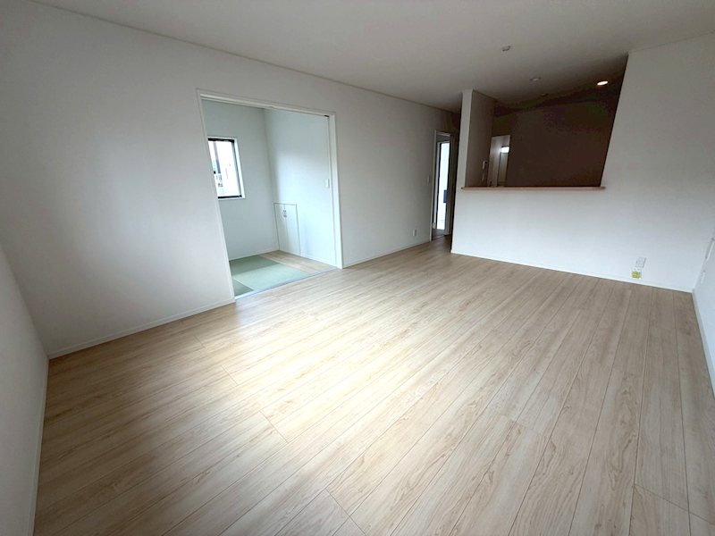 北・西・南の窓から明るい光が入るLDK15帖 長尾峠町CRADLEGARDEN全21棟新築分譲地内20号棟 その他