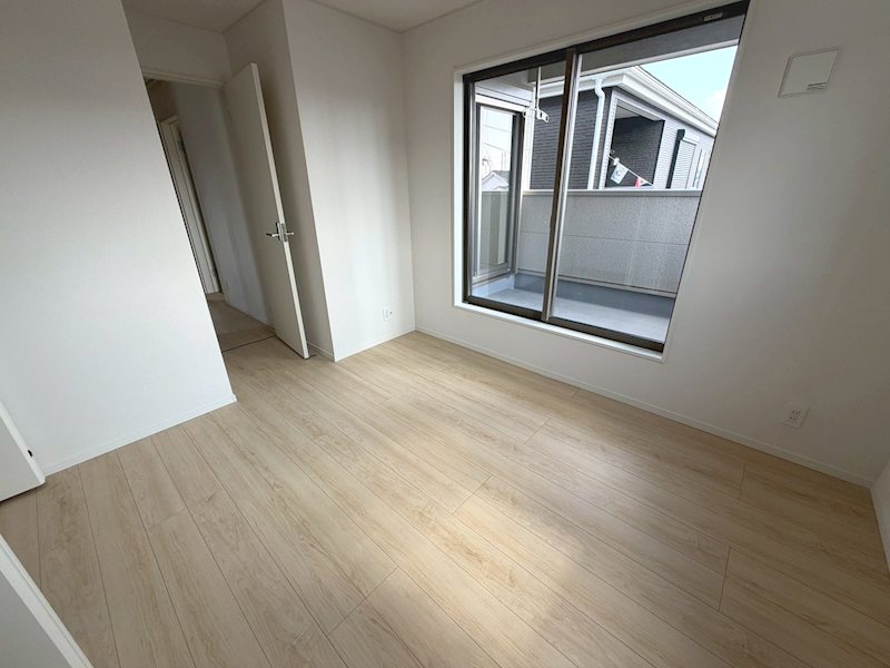 バルコニーに面した主寝室6.18帖 長尾峠町CRADLEGARDEN全21棟新築分譲地内20号棟 その他