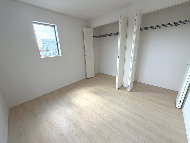 バルコニーに面した主寝室6.18帖 長尾峠町CRADLEGARDEN全21棟新築分譲地内20号棟 その他