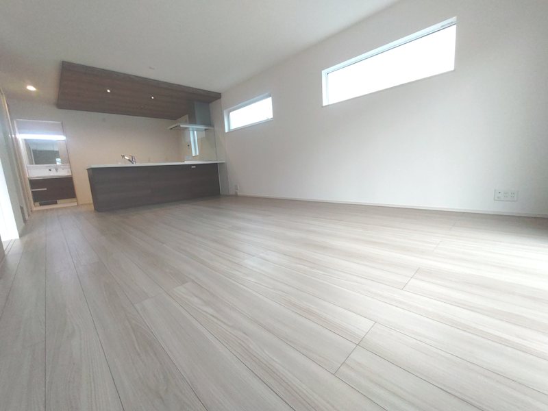 南側、西側から採光のある明るいLDK18帖 渚元町限定1邸新築分譲住宅 その他