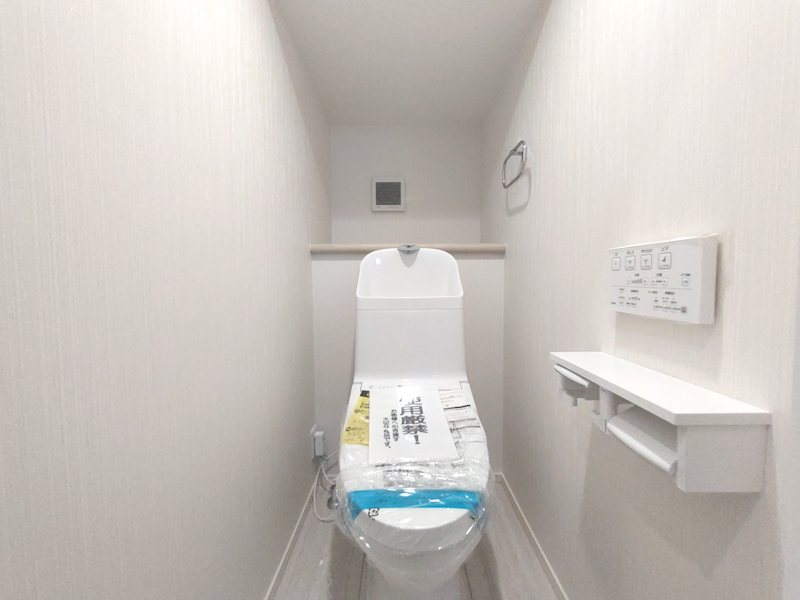 2階トイレ。温水洗浄暖房便座 渚元町限定1邸新築分譲住宅 その他