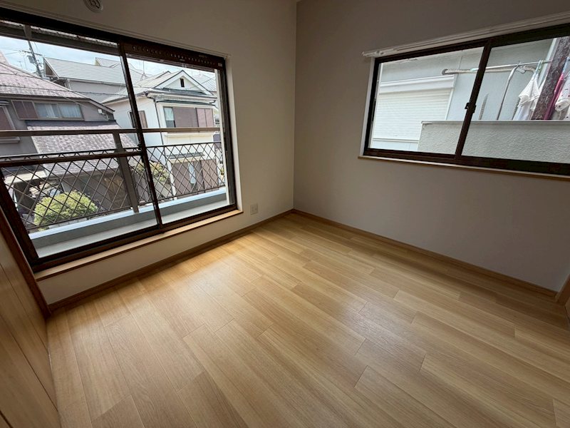 バルコニーに面した洋室4.5帖 長尾元町7丁目一戸建再生既存住宅 その他