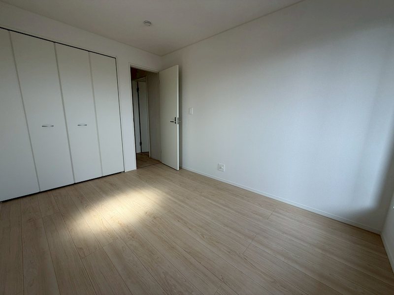 バルコニーに面した洋室6帖 お子様のお部屋にいかがでしょうか 長尾峠町CRADLEGARDEN全21棟新築分譲地内3号棟 その他