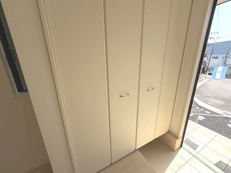 大きなシューズボックス付き玄関 長尾峠町CRADLEGARDEN全21棟新築分譲地内19号棟 その他