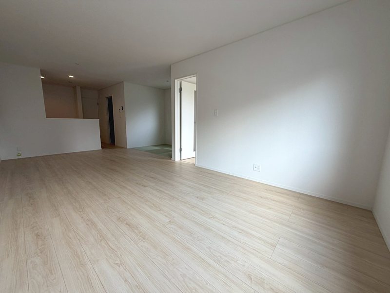 南と西の窓から採光がある18帖LDK 長尾峠町CRADLEGARDEN全21棟新築分譲地内5号棟 その他