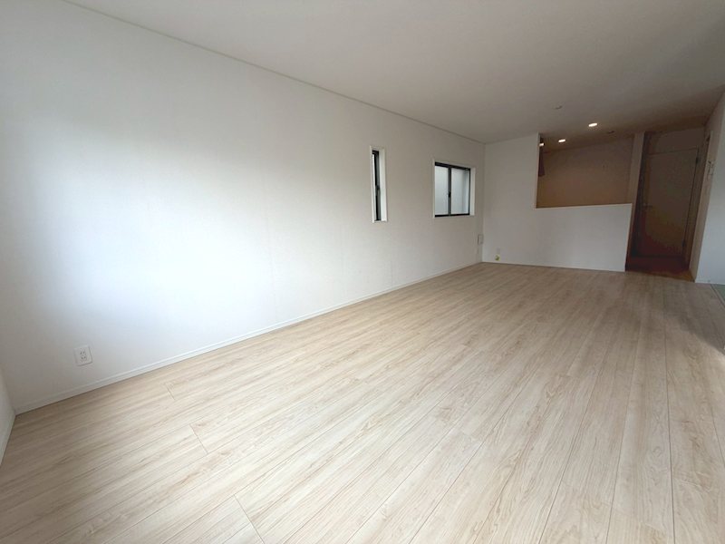 南と西の窓から採光がある18帖LDK 長尾峠町CRADLEGARDEN全21棟新築分譲地内5号棟 その他