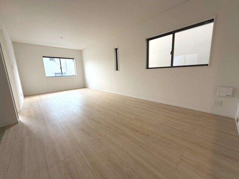 南と西の窓から採光がある18帖LDK 長尾峠町CRADLEGARDEN全21棟新築分譲地内5号棟 その他