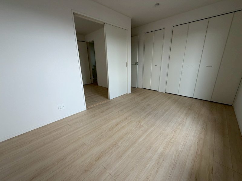 バルコニーに面した7.2帖の洋室 長尾峠町CRADLEGARDEN全21棟新築分譲地内5号棟 その他