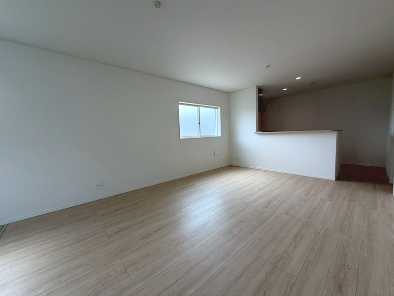 南と西の窓から採光がある16帖LDK 長尾峠町CRADLEGARDEN全21棟新築分譲地内6号棟 その他