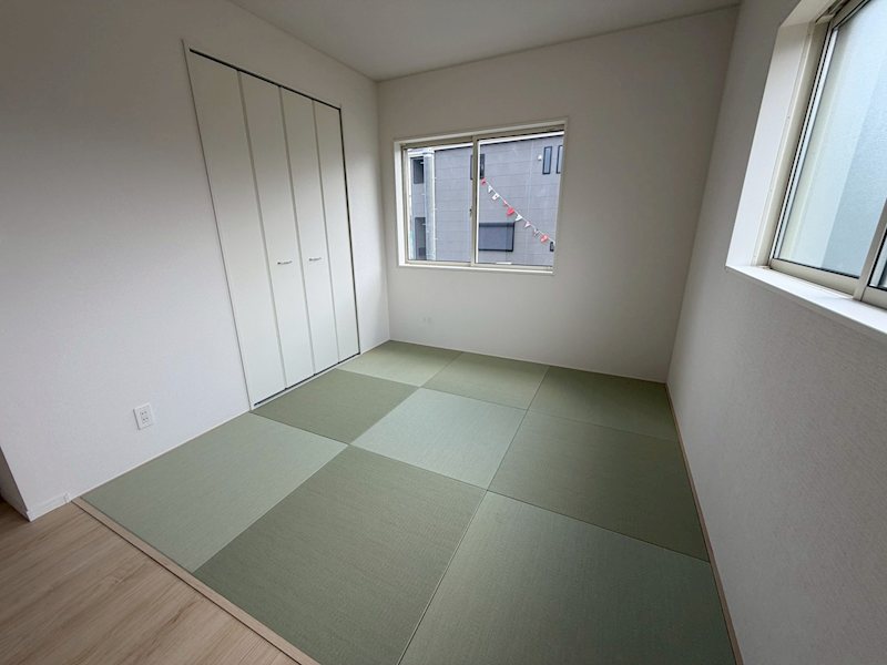 リビング横和室4.5帖 タタミの空間があるとなにかと便利です 長尾峠町CRADLEGARDEN全21棟新築分譲地内6号棟 その他