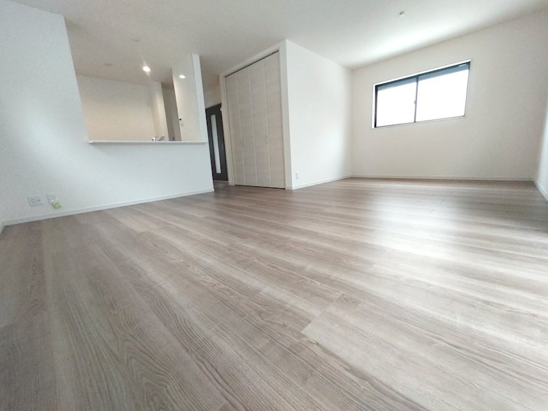 南、東、西側から採光のある19.8帖の明るいLDK 東香里元町LiveleGardenS全2棟新築分譲住宅地内1号棟 その他