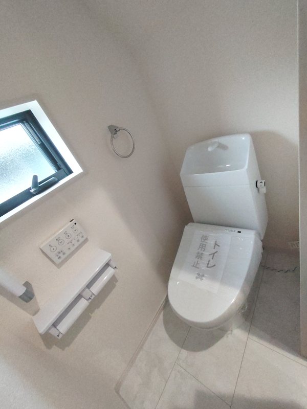 1階トイレ。温水洗浄暖房便座 東香里元町LiveleGardenS全2棟新築分譲住宅地内1号棟 その他