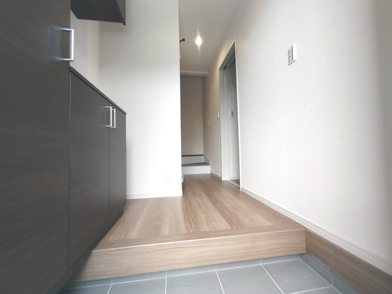 収納充実シューズボックス 玄関ホール 東香里元町LiveleGardenS全2棟新築分譲住宅地内1号棟 その他