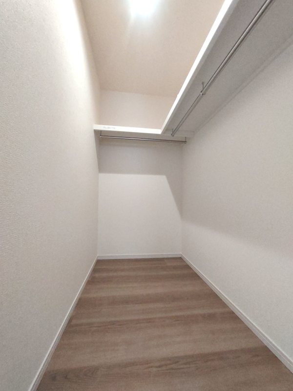主寝室のウォークインクロゼット 東香里元町LiveleGardenS全2棟新築分譲住宅地内1号棟 その他