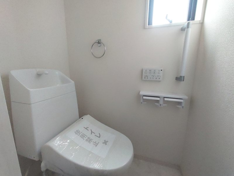 2階トイレ。温水洗浄暖房便座 東香里元町LiveleGardenS全2棟新築分譲住宅地内1号棟 その他