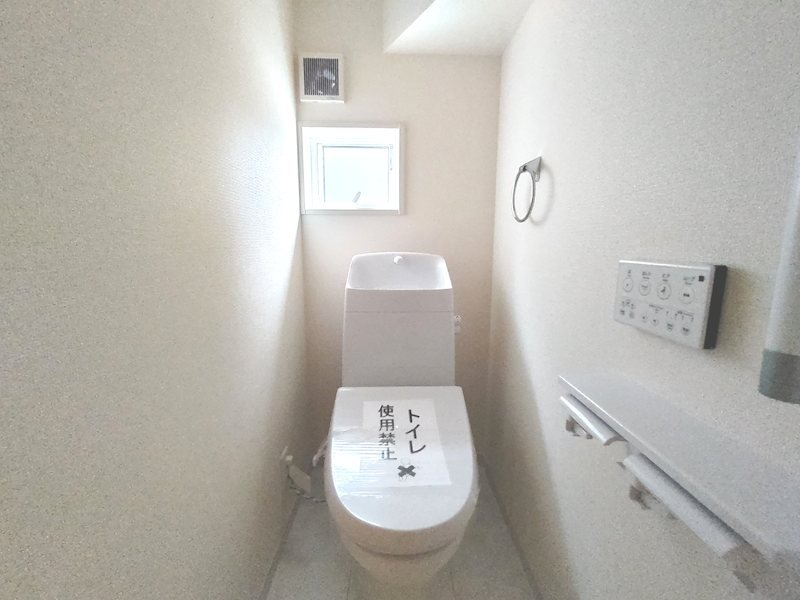 1階トイレ。温水洗浄暖房便座 東香里元町LiveleGardenS全2棟新築分譲住宅地内2号棟 その他