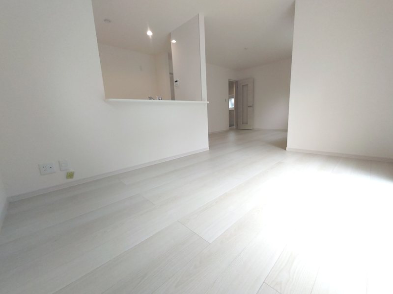 南側から採光のある約17.2帖の明るいLDK 東香里元町LiveleGardenS全2棟新築分譲住宅地内2号棟 その他