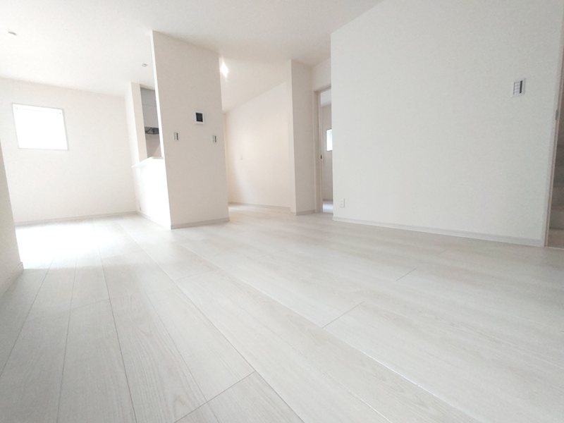 南側から採光のある約17.2帖の明るいLDK 東香里元町LiveleGardenS全2棟新築分譲住宅地内2号棟 その他