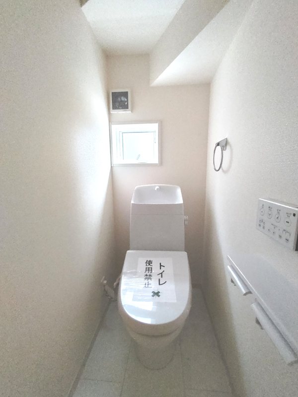1階トイレ。温水洗浄暖房便座 東香里元町LiveleGardenS全2棟新築分譲住宅地内2号棟 その他