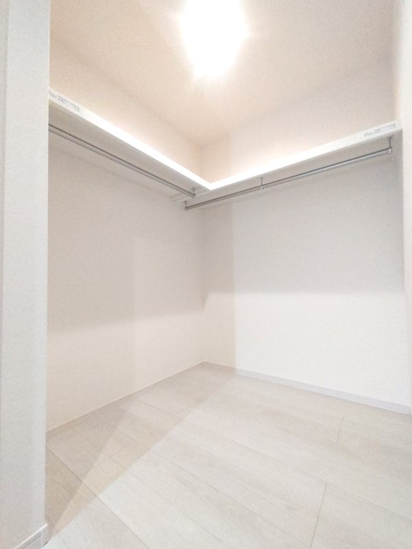 収納庫+ファミリークロゼットが玄関ホールに! 東香里元町LiveleGardenS全2棟新築分譲住宅地内2号棟 その他