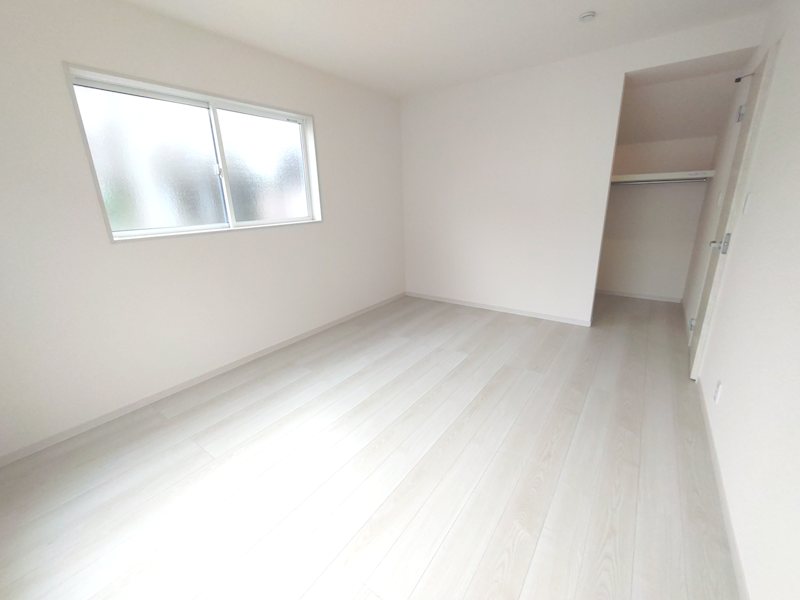 南向きバルコニーに面した広々WIC付の明るい洋室7.8帖。主寝室にいかがですか 東香里元町LiveleGardenS全2棟新築分譲住宅地内2号棟 その他