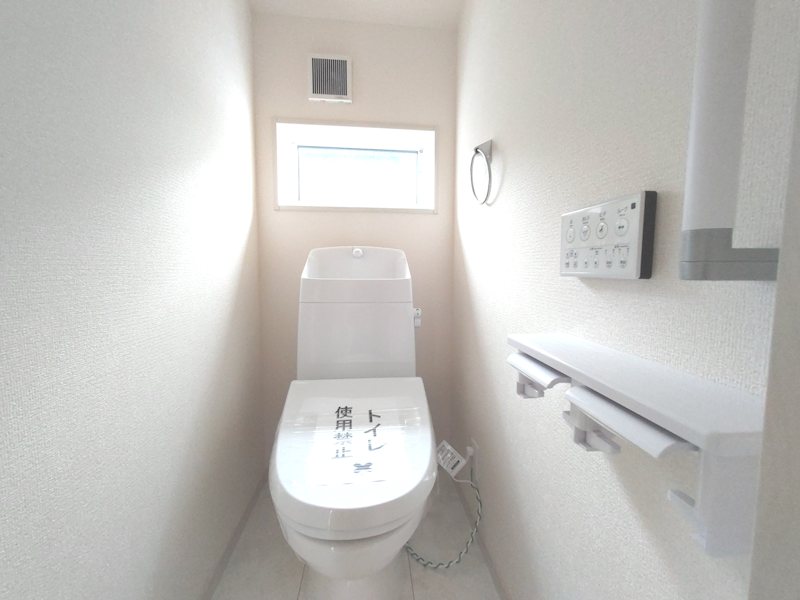 2階トイレ。温水洗浄暖房便座 東香里元町LiveleGardenS全2棟新築分譲住宅地内2号棟 その他