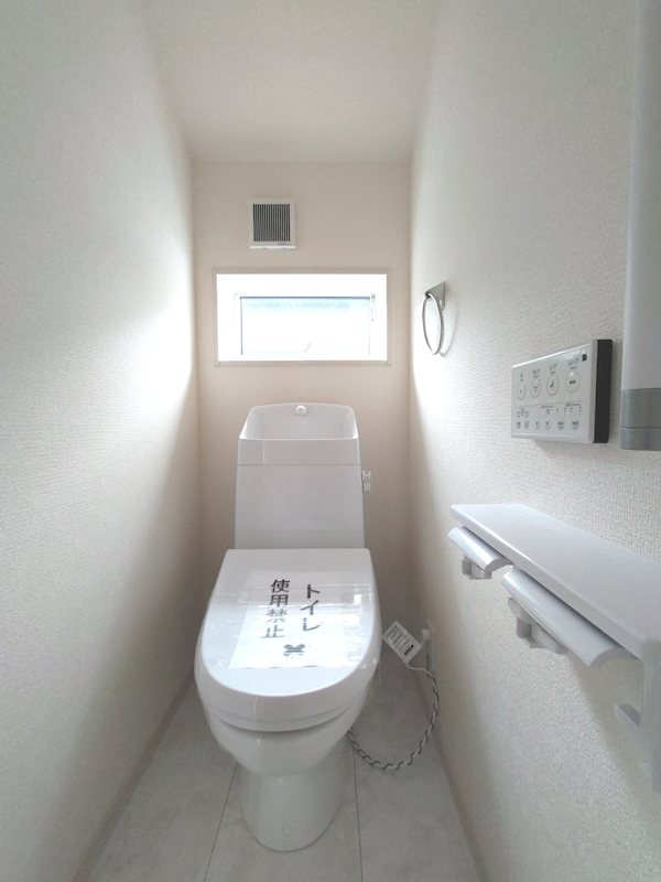 2階トイレ。温水洗浄暖房便座 東香里元町LiveleGardenS全2棟新築分譲住宅地内2号棟 その他
