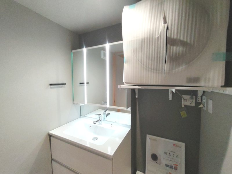 衣類乾燥機乾太くん標準装備!三面鏡洗面化粧台、約2帖の洗面脱衣室 宮之阪3丁目2区画新築分譲住宅2号棟 その他