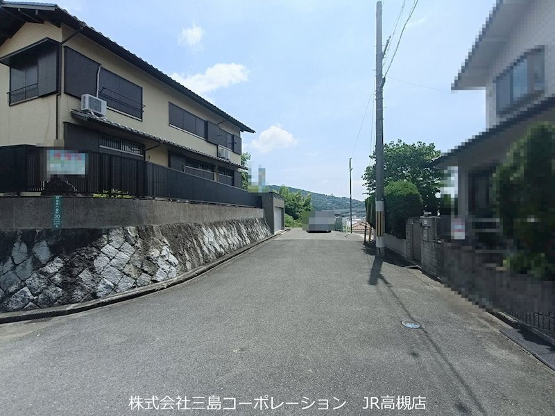 高槻市日吉台六番町　中古一戸建 現地写真（前面道路含む現地写真）
