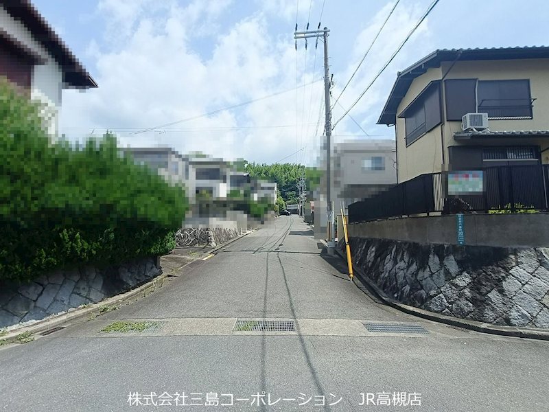 高槻市日吉台六番町　中古一戸建 現地写真（前面道路含む現地写真）
