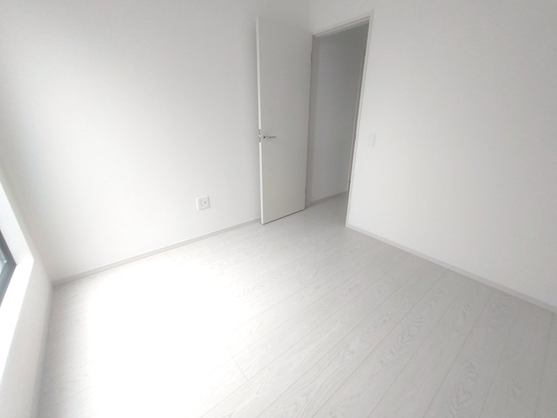 南側バルコニーに面した明るい洋室。お子様部屋、ご趣味の部屋にいかがですか 私部5丁目限定1邸新築分譲住宅 その他