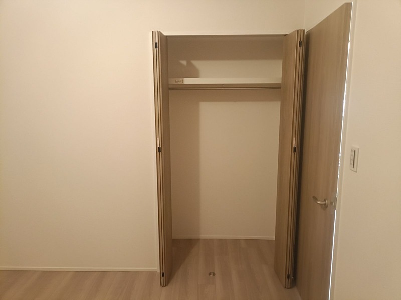 広々とした収納スペースは、お洋服や季節家電の整理に便利です。お部屋をすっきりと保ち、快適な暮らしをサポートします。 日興千里丘スカイマンションA棟 203号室 その他