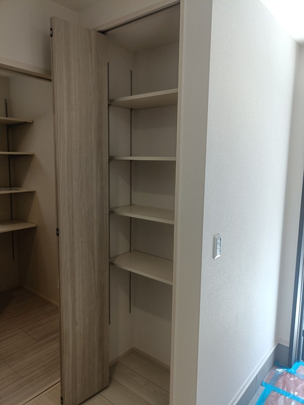 摂津市浜町　新築一戸建 内観写真（収納）