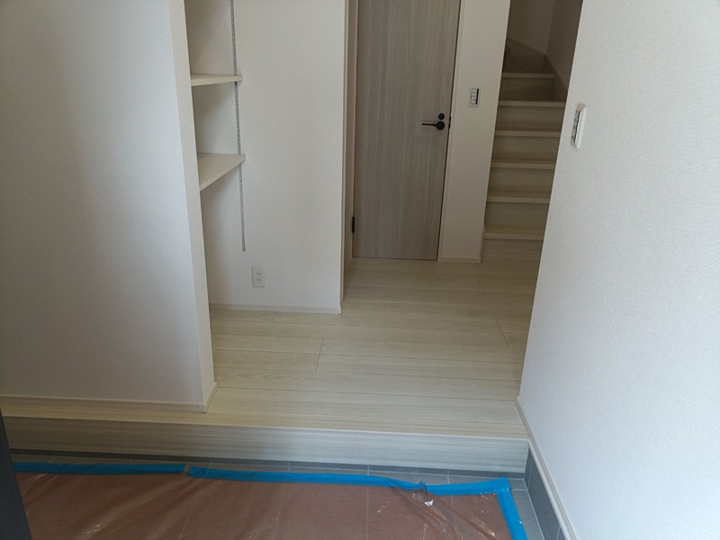 摂津市浜町　新築一戸建 現地写真（玄関）