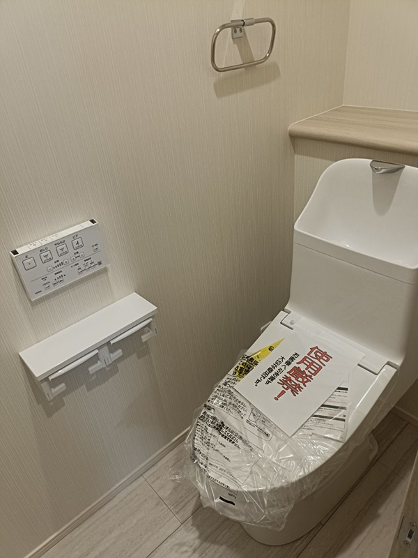 清潔感あふれるトイレは、暮らしにゆとりを与えます。温水洗浄便座や収納棚も備え、快適な毎日をサポートします。 摂津市浜町 新築一戸建 その他